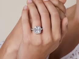 5 Reasons to Choose Moissanite Promise Rings