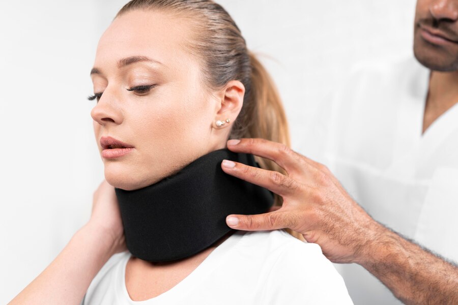 male-physiotherapist-putting-neck-brace-woman